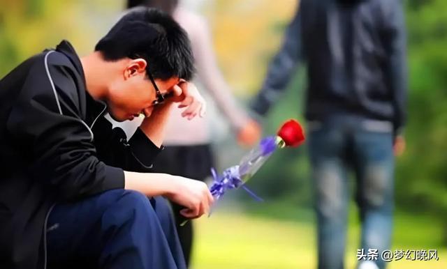 没有夫妻生活的男人,往往逃不过这3种行为,很现实,也很扎心