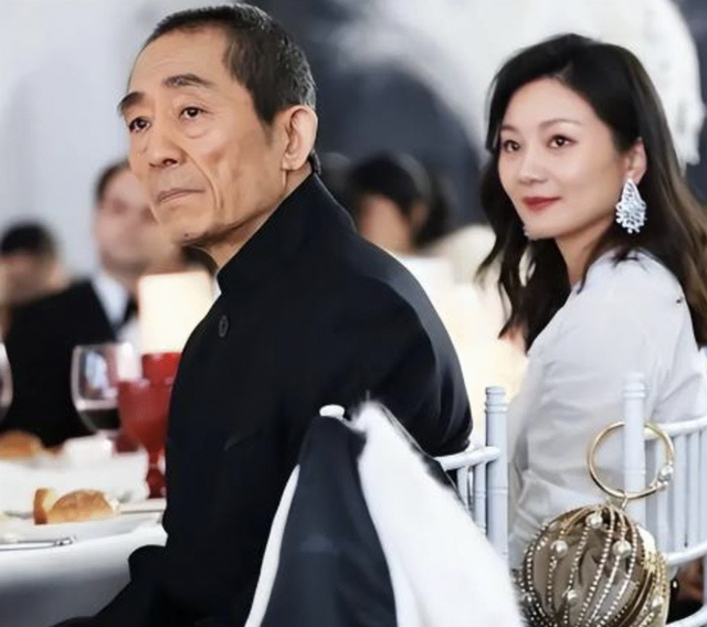 恩爱25年抵不过残酷现实,74岁张艺谋衰老萎缩,43岁陈婷正绚烂如花