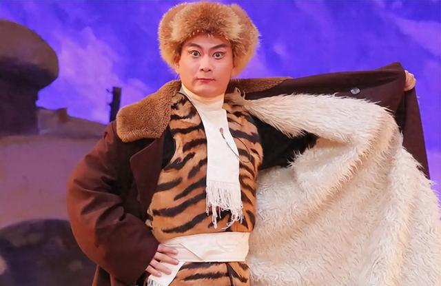 吃里扒外、永不回国？带30名演员留美不归，如今年过花甲归来