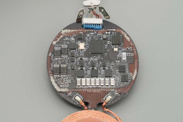 完美适配iPhone 17系列新机，谷歌25W Qi2.2磁吸无线充电器拆解