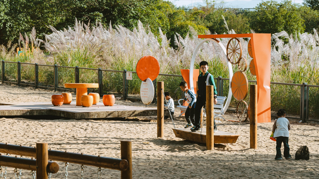 福州深秋宝藏公园，藏着粉黛乱子草与火红水杉，还有绝美沙滩江景