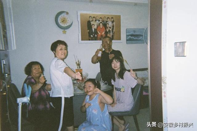8月，「渴望自由，像治不好的病」