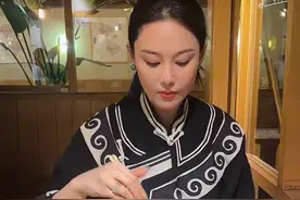 张馨予晒旅行vlog，何捷出镜英气十足，男方提饭盒兼顾拍照好宠她图片