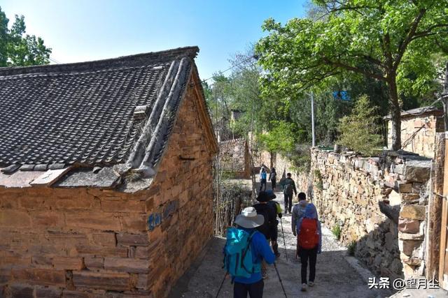 《太行山徒步记：从西走到南》免费的挂壁公路，悠悠然的崖边行走