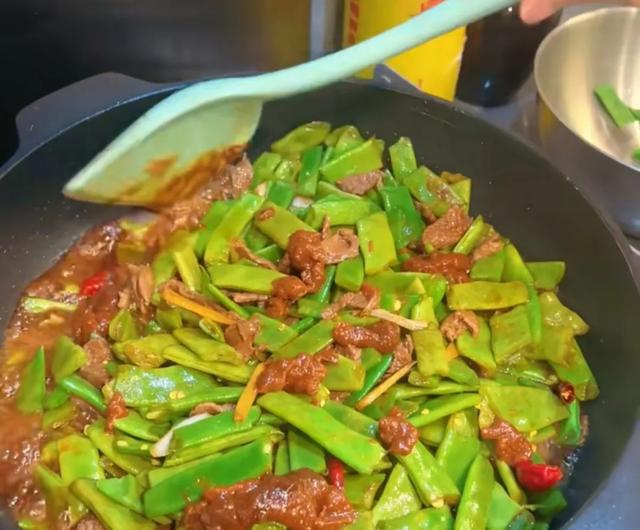 49岁李煜庆祝生日，68岁张丰毅罕见亮相，啜妮和连奕名低调现身！