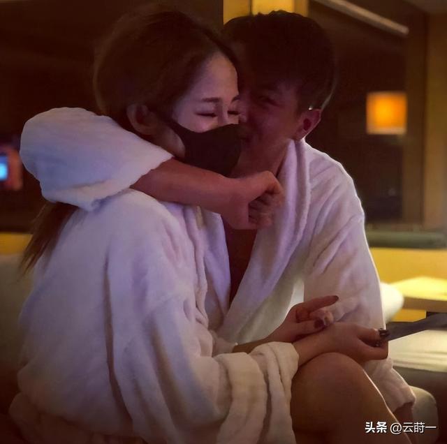 17任男友！45岁“纵欲过度”的萧亚轩，今骨瘦如柴脸部凹陷像怪物