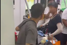 气愤！男子拒让座被大妈暴打后续：大妈儿子向全网道歉，地铁回应图片