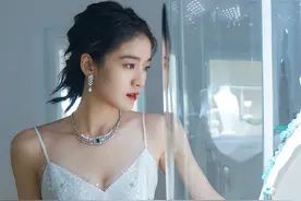 清纯少女张雪迎一去不返，蜜桃成熟中，穿低胸裙秀身材图片