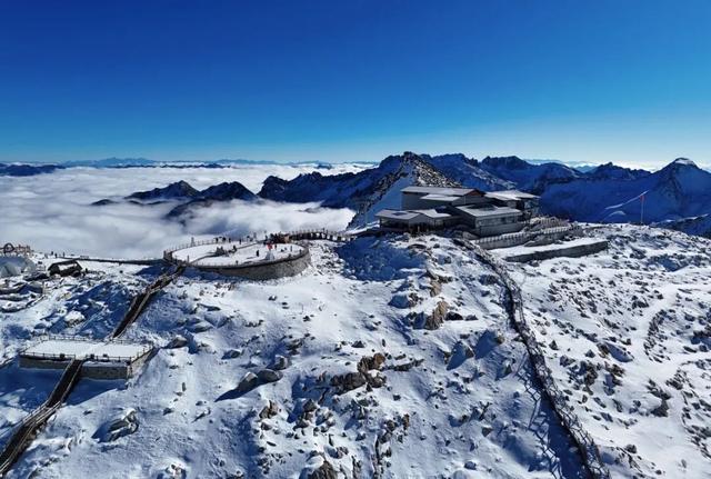 达古冰川 “季节盲盒” | 山顶雪堆成画，山下彩林留余韵