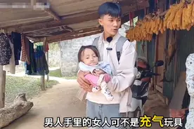 离谱！50厘米高的袖珍妻子怀孕，网友炸锅：女人逃脱不了要生孩吗图片