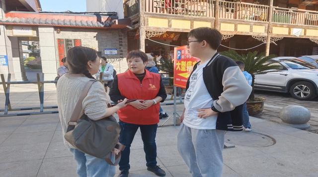 剑阁县剑门关志愿者用暖心服务点亮游客旅途