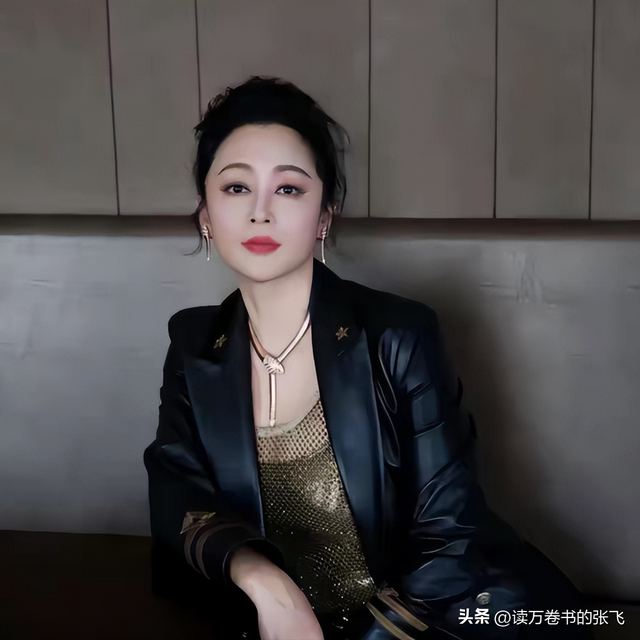 长得太美被导演占为己有，4年后生下大明星儿子，17岁就成男一号