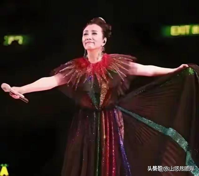 78岁连路都走不稳还开演唱会，全网骂声一片，她却扬言回馈粉丝