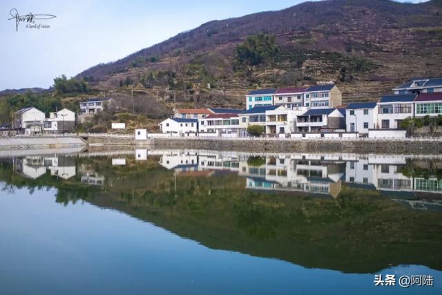 隐藏在覆卮山深处的泉岗村，距今有800多年历史，文化底蕴深厚