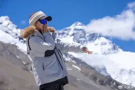 51岁吴京晒妻子在珠峰照片，回忆当年求婚遗憾，谢楠回应：我顶着高反成全你图片