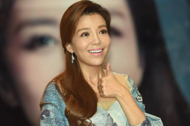 从“央视一姐”到退出主持界，朱迅的人生充满悲剧，令人惋惜不已