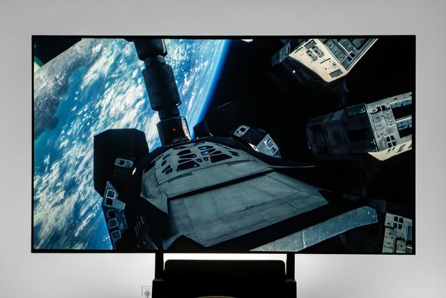 海信激光电视探索X1 Ultra：1k尼特全屏亮度+9.1.4声道家庭天花板