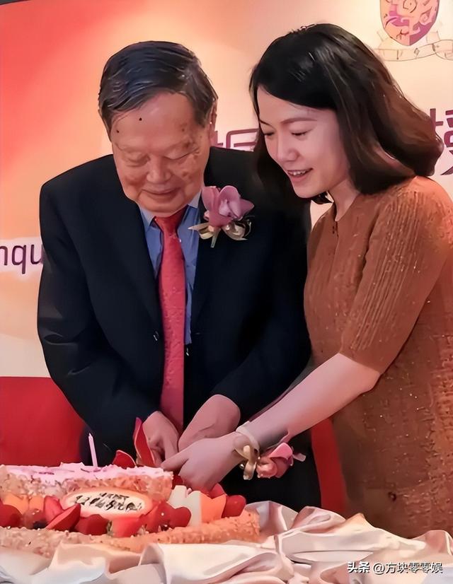 杨振宁家庭情况曝光：三个儿女无人继承物理学，与翁帆关系也很好