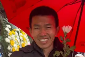 宗庆后追悼会，宗馥莉追求者郑全海现身，面带笑容手撑红色雨伞图片
