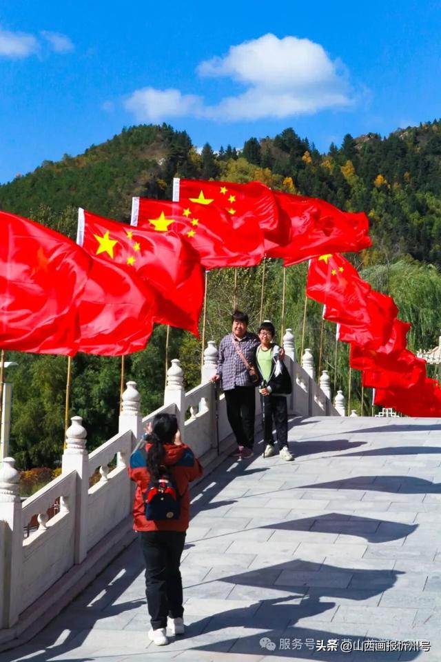 宁武芦芽山旅游度假区：国庆假期人气爆棚 红色氛围与秋日风光引客来