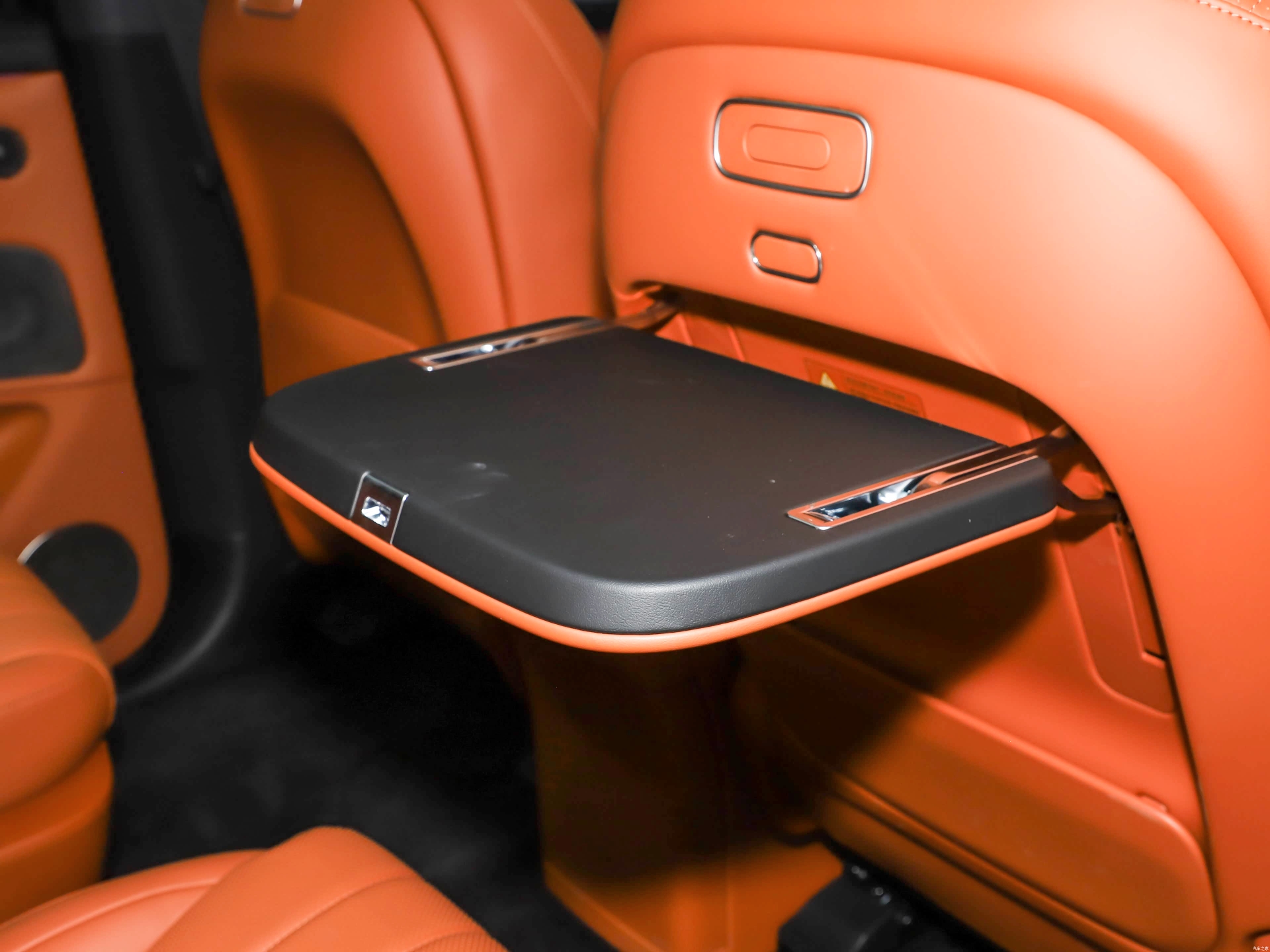 问界M7零重力座椅_问界_问界M9展示