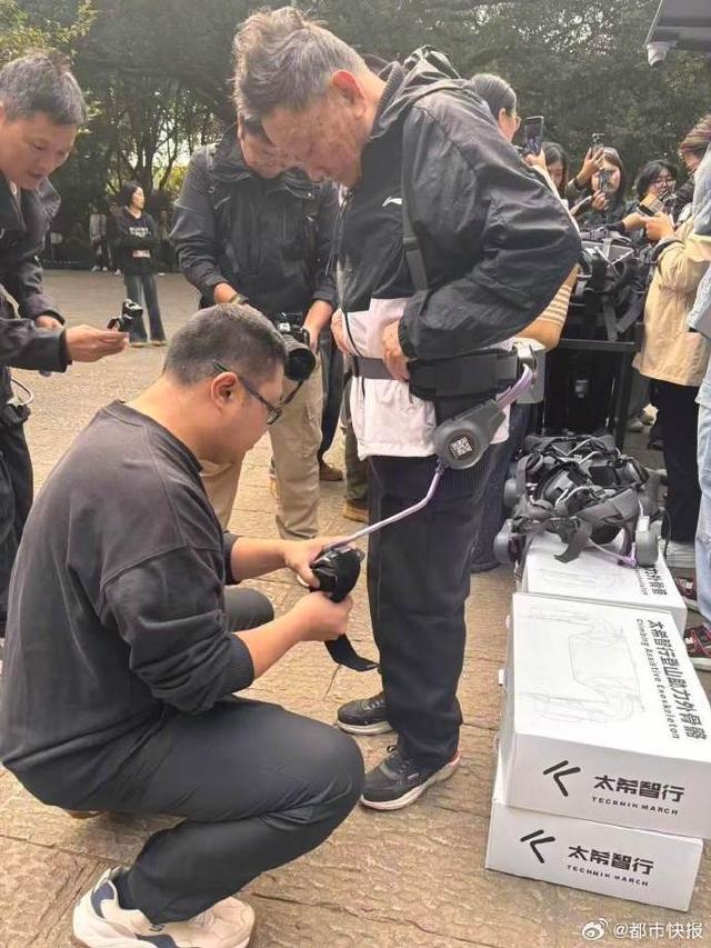 在杭州可以租用外骨骼爬山了