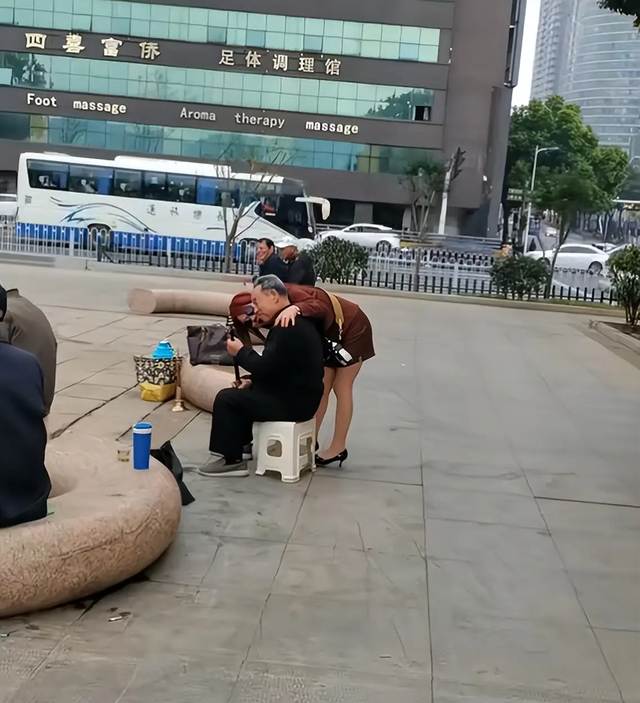 公园惊现“大婶”老板！几十块让全城大爷每天排队打卡