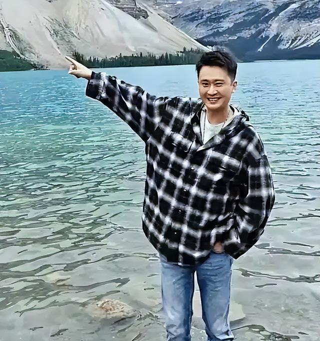 闯祸了！央视主持人出国旅游，携妻女高调炫海外生活，被网友骂惨