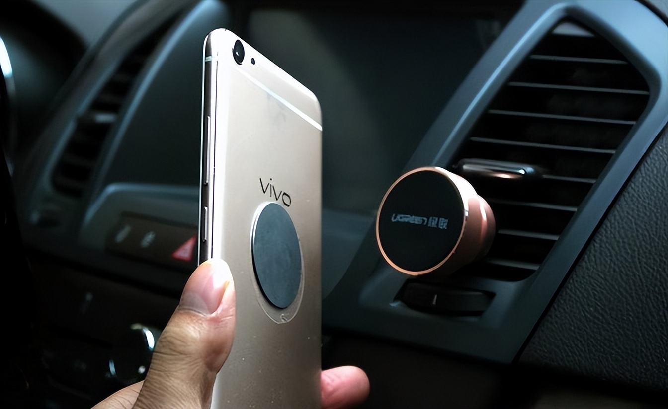 车载手机支架安装位置_手机支架正确安装位置_仪表盘上方手机支架安全隐患