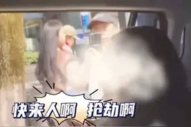 闹大了！女子吐车上不赔偿清洗费后续，官方回应，出租车网友发声图片
