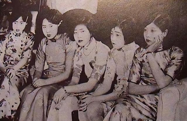揭秘尼姑庵真相：表面佛门实则妓院，穿黑丝戴假发，香客人来人往