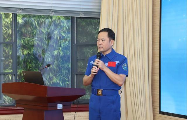 张陆二次飞天！他小时候帮父母卖鱼7年，妻子是他最坚强的后盾