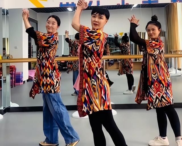 贺娇龙自曝被动收入900万 昭苏县城花卖空房住满 无数网友奔赴送别