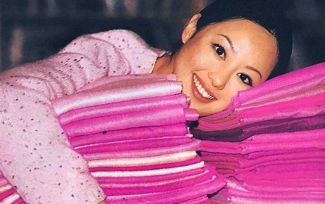 45岁还拍三级片，耗尽两任亿万家产，62岁直言后悔嫁给钟镇涛