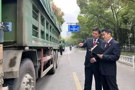 重型货车变身“百吨王”上路，数字模型“急踩刹车”图片