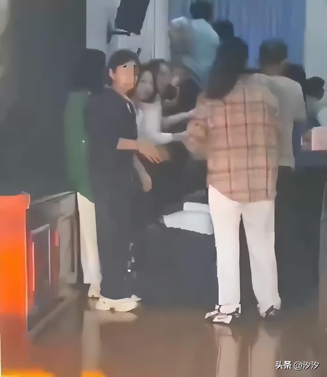 当孩子踩过跪地父母的脊背，我们的教育已经输在了起跑线上！