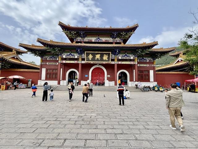 游览青州市知名景点龙兴寺