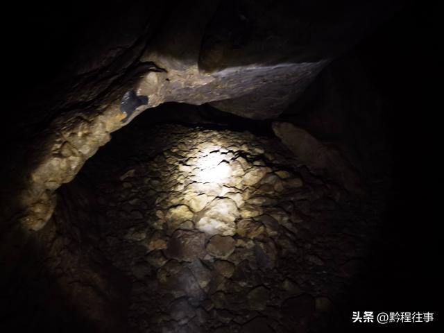 一个洞内烟云氤氲的躲匪洞，一个白练如幕的暗河瀑布