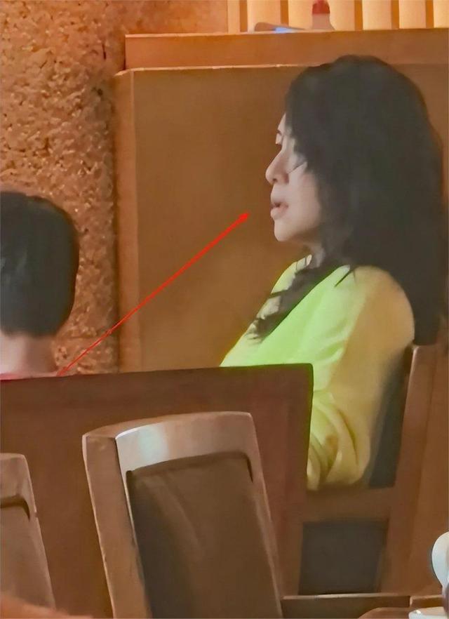 章子怡香港吃茶点，嘴凸脸垮表情苦又凶，手上戴着大金表当众剔牙