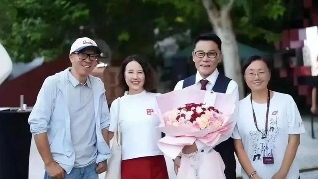 六旬企业家迎娶北大前女友，20年纠葛终画圆，零礼金婚礼成焦点
