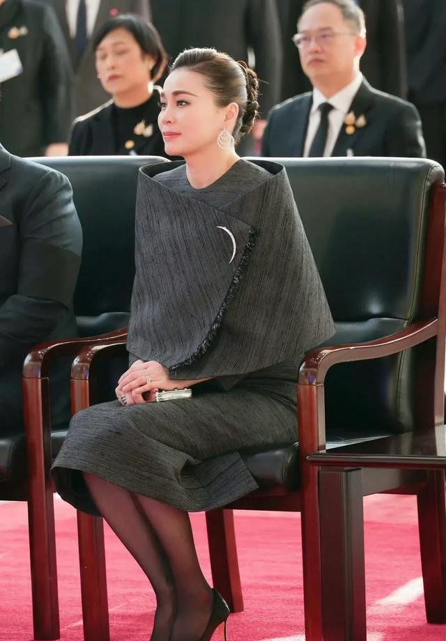 故宫最后一程，苏提达王后以标志性黑丝细跟，定格告别时刻的优雅