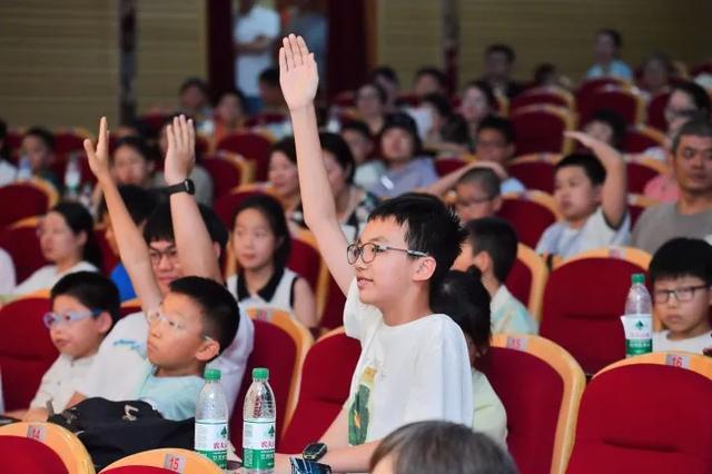 人工智能即将正式走进中小学课堂，从“刷题”到“发问”，浙江首席科学传播专家带来了一场关于AI的通识课