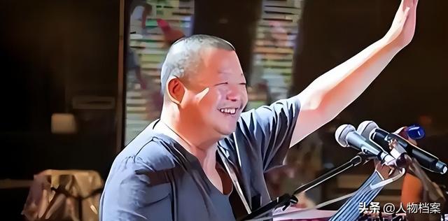 她连续5次上春晚，私下却和恩师同居怀孕被骗流产，现在57岁单身