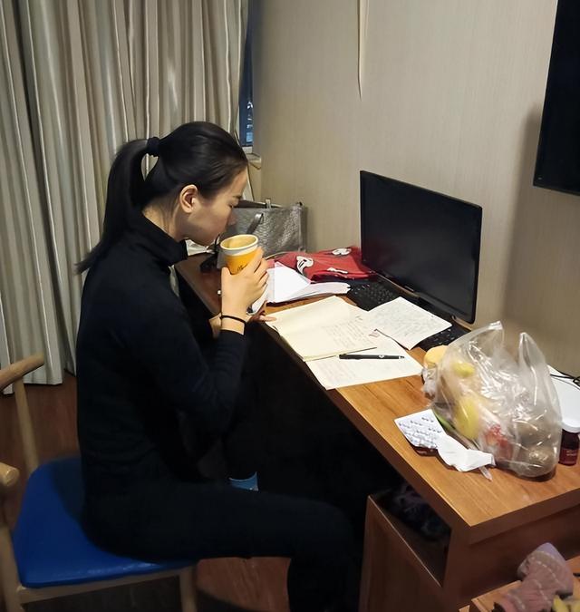 28岁女民兵李思颖阅兵归家，母亲火速官宣新身份，网友评论酸死人