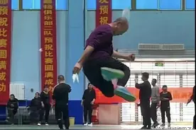 中国人用“功夫”踢毽子惊呆外国人！他们真的会功夫，中国功夫！图片