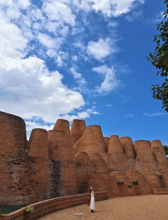 不输昆明！高铁可达20℃暖冬小城，泡温泉晒太阳水果随吃！人少物价低，6元就嗦粉！