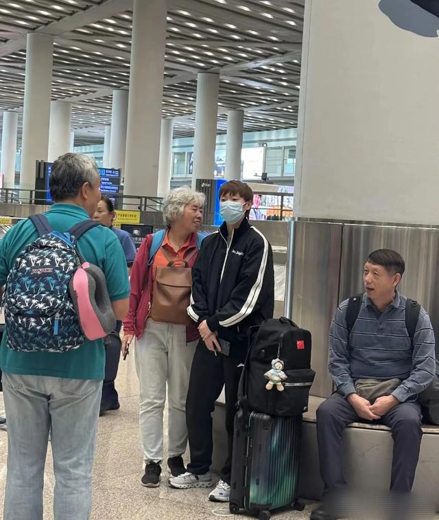 国乒回国抵达北京机场照，王曼昱被老奶奶包围，高远给小粉丝签名
