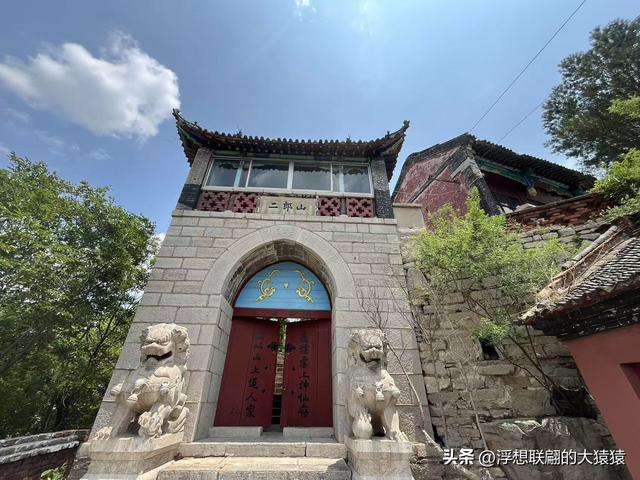 博山源泉镇的二郎山古庙群，我只钻进去个大脑袋
