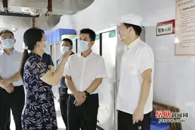 曾志君、周赏玲开展校园食品安全检查图片