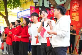 氛围拉满！当哈尔滨中央大街突然唱起《我爱你中国》图片